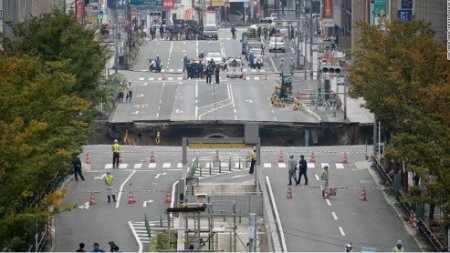 В центре японского города Фукуока провалился 30-метровый участок дороги. ФОТО