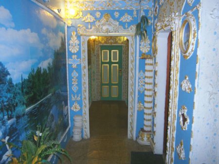 Киевский пенсионер превратил свой подъезд в дворец с картинами и лепниной: фото