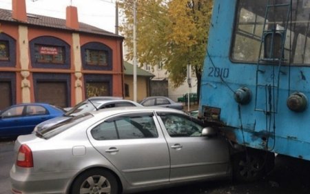 В Одессе автомобиль "нырнул" под троллейбус: фото