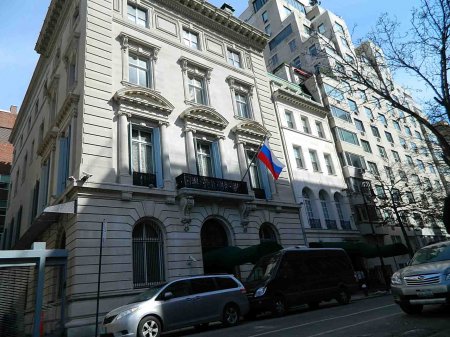 С крыши российского консульства в Нью-Йорке упал мужчина
