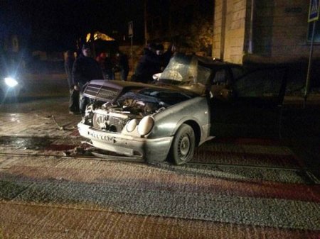 Страшное ДТП во Львове: машина с подростками влетела в здание