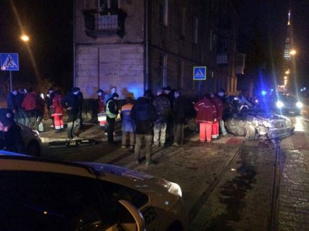Страшное ДТП во Львове: машина с подростками влетела в здание