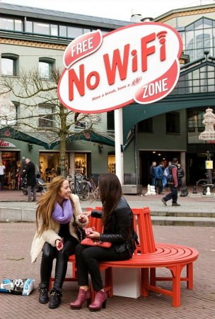 В Амстердаме появились бесплатные зоны для общения, где люди отдыхают без интернета