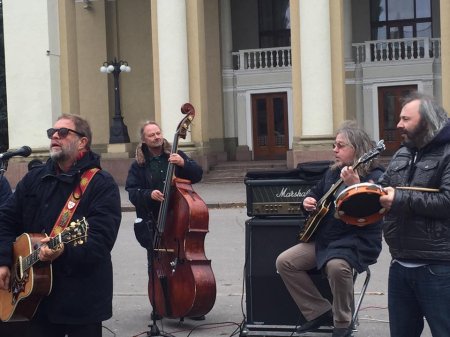 Борис Гребенщиков спел на улице в Полтаве в память Леонарда Коэна