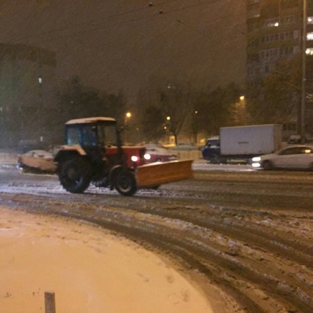 На заснеженные улицы Киева вышла 501 снегоуборочная машина