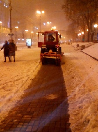 На заснеженные улицы Киева вышла 501 снегоуборочная машина