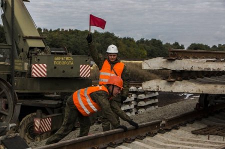Россияне усиленно строят железную дорогу в обход Украины