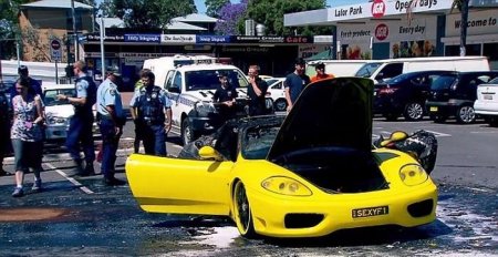 Австралийца ограбили пока он тушил свой Ferrari. ФОТО