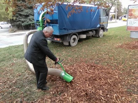 Коммунальщики Тернополя нашли полезное применение опавшим листьям
