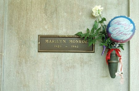 В Лос-Анжелесе выставлен на аукцион надгробный камень Мерилин Монро: фото
