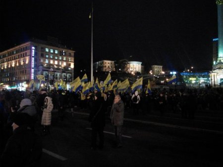 В годовшину Евромайдана спустя три года в центре столицы снова собираются люди: фото