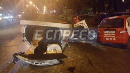 Автомобиль упал с моста в Киеве