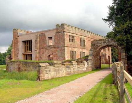 В Великобритании развалины старого замка превратили в современный дом. ФОТО