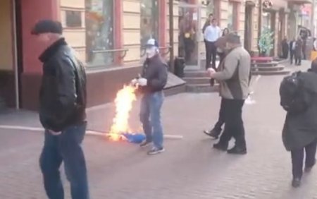 В Москве напали на Национальный культурный центр Украины и сожгли украинский флаг