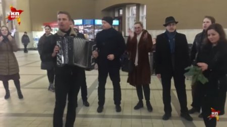 На московском вокзале исполнили украинскую народную песню: видео
