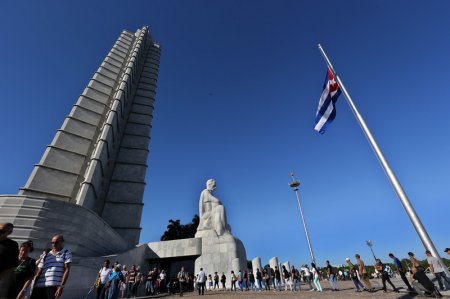 В Кубе люди прощаются с Фиделем Кастро: фото