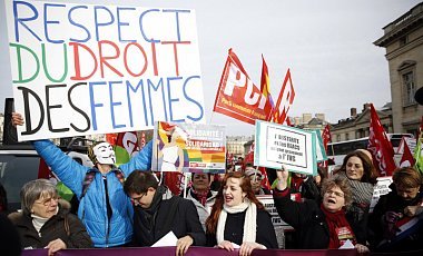 За антипропаганду абортов в сети во Франции хотят сажать на 2 года