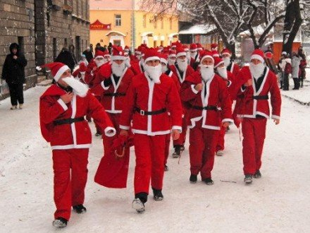 Симметричный ответ бегущим Санта-Клаусам: в Ривном будут бегать Святые Миколаи