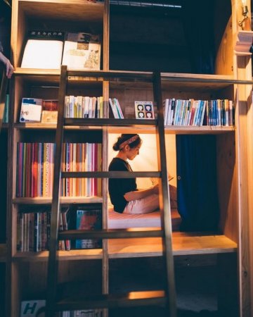 Сон среди 3 000 книг: в Японии открылся хостел в библиотеке