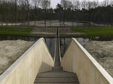 В Нидерландах построили невидимый мост через реку. ФОТО