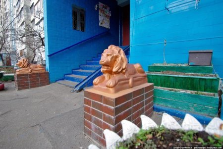 Вход в подъезд жилого дома на Троещине украсили статуями львов