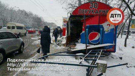 В Киеве фура снесла остановку и парикмахерскую, есть пострадавшие