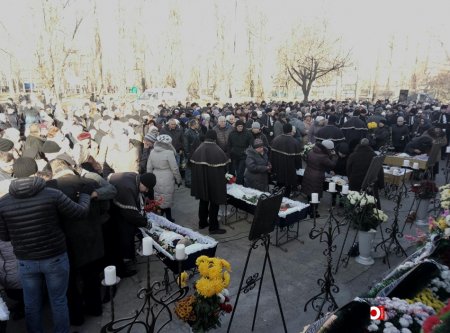 В Одессе похоронили пятерых деток и их мать, которые стали жертвами страшного пожара. ФОТО