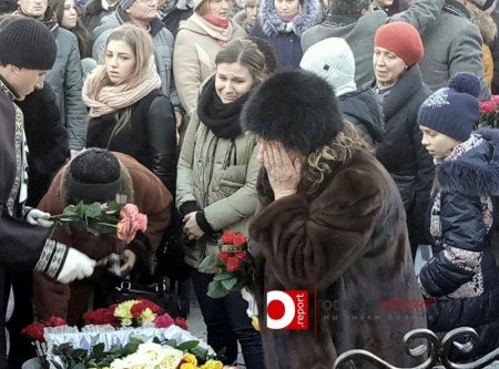 В Одессе похоронили пятерых деток и их мать, которые стали жертвами страшного пожара. ФОТО