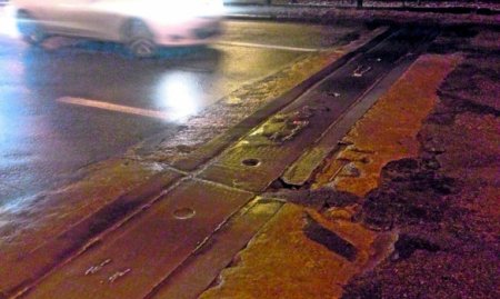 Дорожное покрытие на киевском Южном мосту покрылось трещинами и ямами