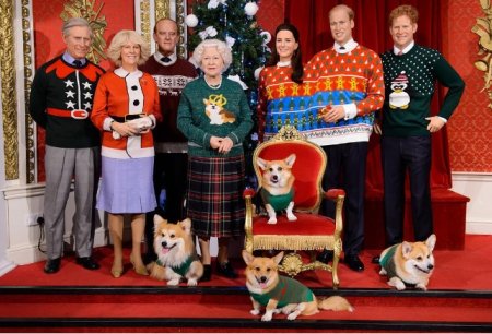 Фигуры членов Королевской семьи в Музее мадам Тюссо одели в рождественские свитера. ФОТО