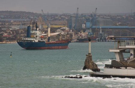 В оккупированный закрытый порт Севастополь незаконно зашло грузовое судно