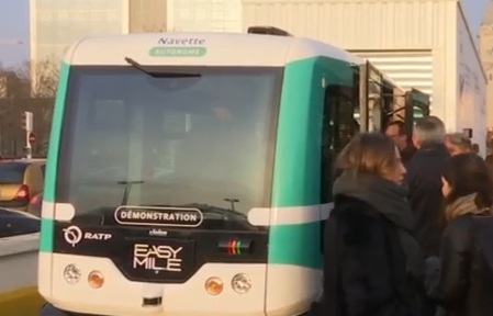 В столице Франции тестируют беспилотный электробус
