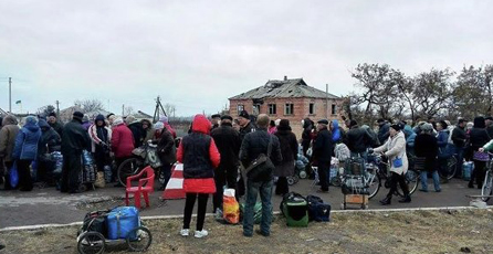 На КПВВ "Станица Луганская" боевики заставляют людей выбрасывать продукты питания