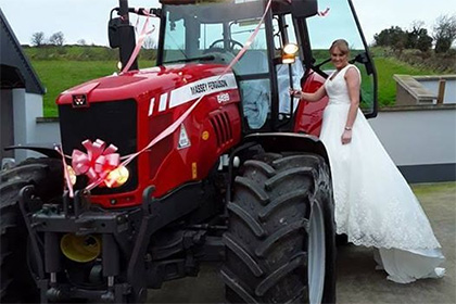 Ирландская невеста приехала на свадьбу за рулем трактора