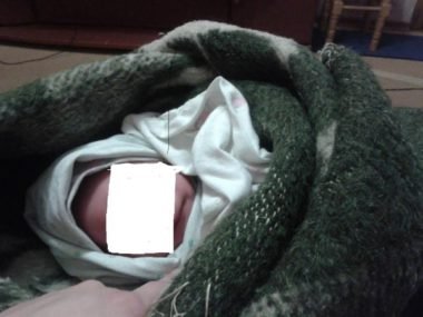 На Николаевщине женщина оставила новорожденного ребенка в подъезде с запиской