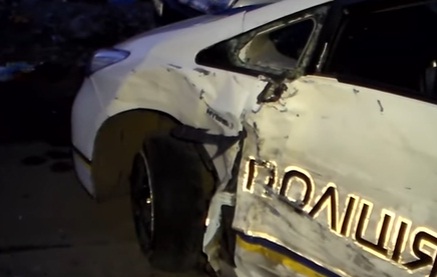 ДТП в Николаеве: пьяный водитель буквально напал на автомобиль полиции