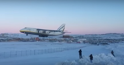 Самолет Антонов доставил груз в зону вечной мерзлоты. ВИДЕО