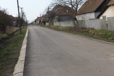 Ремонт дороги на Закарпатье, сделанный селянами, оказался качественней ремонта "Укравтодора"