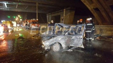 В Киеве автомобиль врезался в столб и загорелся
