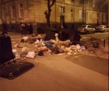 Львовяне умышленно превратили центр города в мусорную свалку