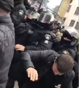 Харьковская полиция отбила у активистов "Нацкорпуса" здание "Сбербанка России"