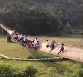 В Китае оборвался подвесной мост с туристами
