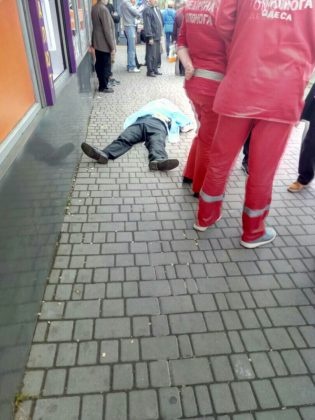 В Одессе на трамвайной остановке внезапно скончался 77-летний мужчина