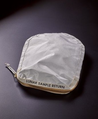 На аукционе в Нью-Йорке мешочек с лунной пылью продадут за астрономическую сумму
