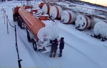 Рабочие в РФ взорвали бензовоз, пытаясь отогреть его горелкой