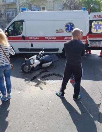 В Одессе автомобиль сбил мопедиста
