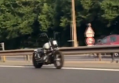 На дороге Франции заметили мотоцикл, который двигался без водителя