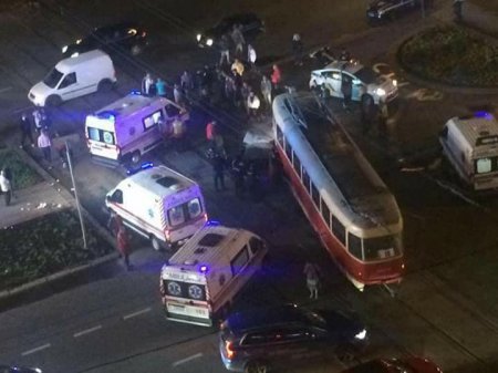 В Киеве на Площади победы автомобиль на огромной скорости влетел в трамвай