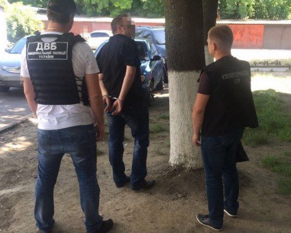 Два полицейских из Одесской области попались на взятке