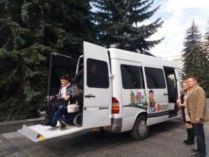 Житель Тернополя бесплатно перевозит в своем микроавтобусе людей с особыми потребностями